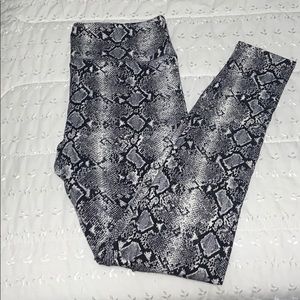 Snake print leggings ✨🤍✨